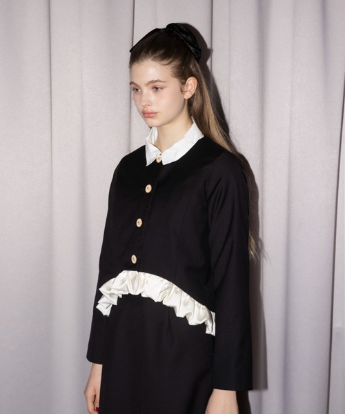 idem（イデム）の「blooming frill jacket / フリルデザインジャケット【セットアップ着用可能】（ノーカラージャケット・レディース・ベージュ/ブラック・FREE）」の5枚目の写真