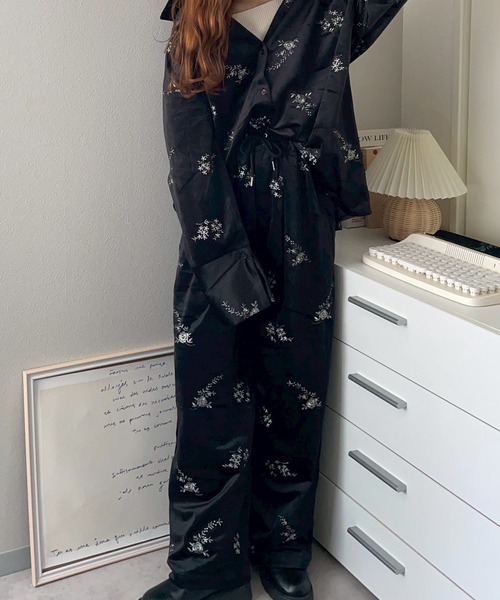 merrylatte（メリーラテ）の「フラワー刺繍ベロアワイドパンツ【NOUA】（その他パンツ・レディース・ブラック・FREE）」の2枚目の写真