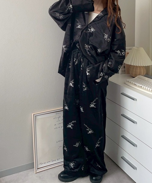 merrylatte（メリーラテ）の「フラワー刺繍ベロアワイドパンツ【NOUA】（その他パンツ・レディース・ブラック・FREE）」の3枚目の写真