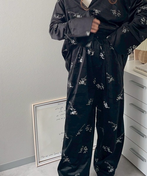 merrylatte（メリーラテ）の「フラワー刺繍ベロアワイドパンツ【NOUA】（その他パンツ・レディース・ブラック・FREE）」の4枚目の写真