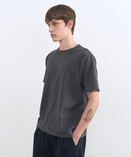 INSILENCE(インサイロンス)の「ガーメントダイ ボックスフィットTシャツ CHARCOAL(Tシャツ/カットソー・レディース・その他・MEDIUM/LARGE/SMALL)」の5枚目の写真