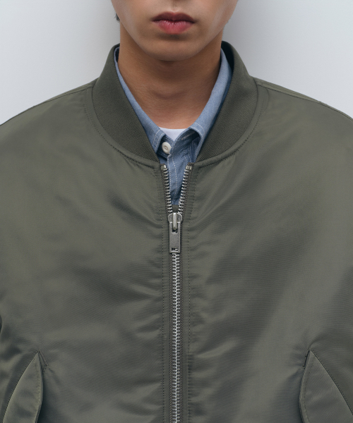 MUSINSA STANDARD（ムシンサスタンダード）の「ショートMA-1ボンバージャケット[カーキ]（ブルゾン・メンズ・その他・MEDIUM/LARGE/X-LARGE/XX-LARGE）」の4枚目の写真