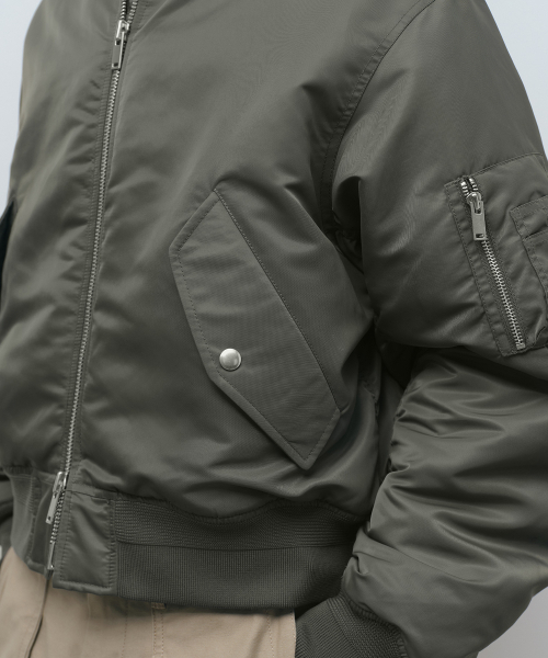 MUSINSA STANDARD（ムシンサスタンダード）の「ショートMA-1ボンバージャケット[カーキ]（ブルゾン・メンズ・その他・MEDIUM/LARGE/X-LARGE/XX-LARGE）」の6枚目の写真