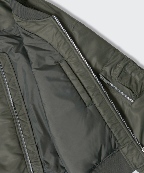 MUSINSA STANDARD（ムシンサスタンダード）の「ショートMA-1ボンバージャケット[カーキ]（ブルゾン・メンズ・その他・MEDIUM/LARGE/X-LARGE/XX-LARGE）」の9枚目の写真