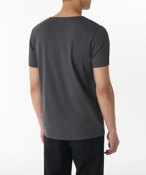 MUSINSA STANDARD（ムシンサスタンダード）の「マッスルフィットスcoopネックモーダルTシャツ[ダークグレー]（Tシャツ/カットソー・メンズ・その他・SMALL/MEDIUM/LARGE/X-LARGE/XX-LARGE/XXX-LARGE）」の2枚目の写真