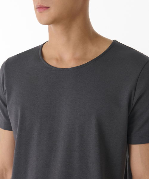 MUSINSA STANDARD（ムシンサスタンダード）の「マッスルフィットスcoopネックモーダルTシャツ[ダークグレー]（Tシャツ/カットソー・メンズ・その他・SMALL/MEDIUM/LARGE/X-LARGE/XX-LARGE/XXX-LARGE）」の3枚目の写真
