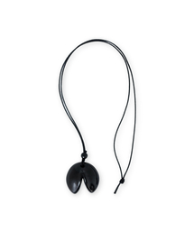 BROWNYARD（ブラウンヤード）の「ホマイカフォーチュンネックレス、ブラック（ブローチ/コサージュ）」