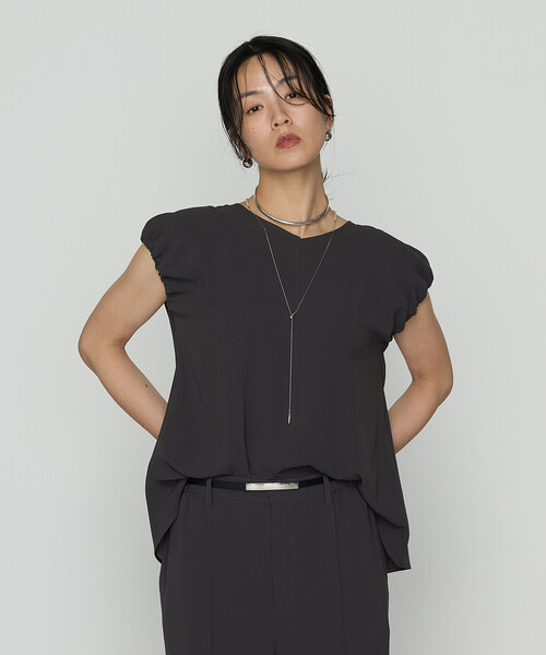 K.T KIYOKO TAKASE(キヨコタカセ)の「〔 Sサイズ 〕 バックサテンジョーゼット ギャザースリーブプルオーバー(シャツ/ブラウス・レディース・ダークグレー・5号)」の1枚目の写真
