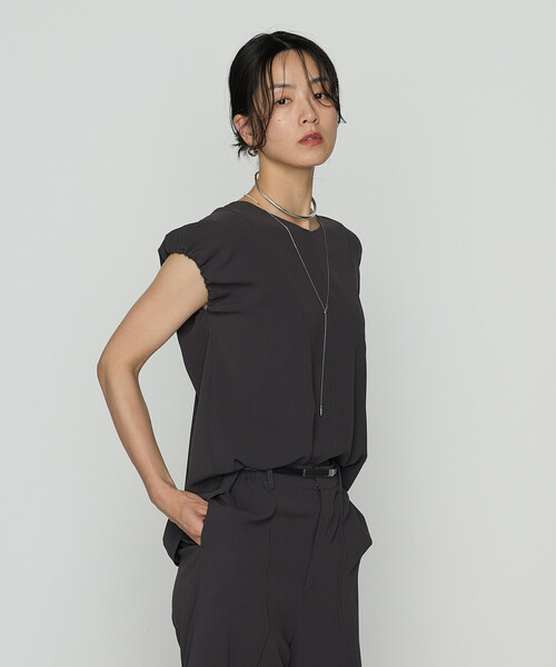 K.T KIYOKO TAKASE(キヨコタカセ)の「〔 Sサイズ 〕 バックサテンジョーゼット ギャザースリーブプルオーバー(シャツ/ブラウス・レディース・ダークグレー・5号)」の6枚目の写真