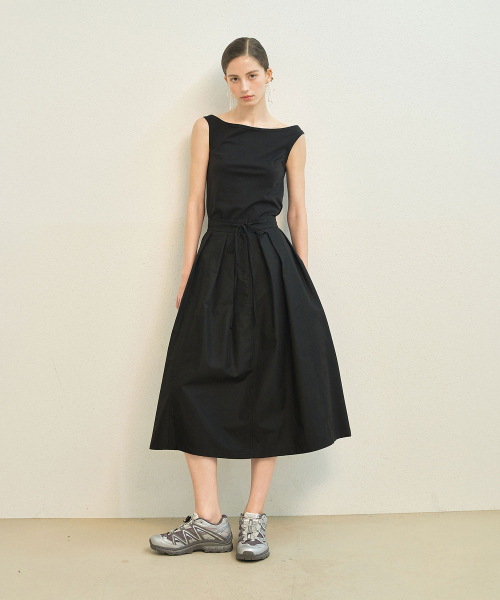 MAYVERU(メイバーユー)の「Balm Off-Shoulder Sleeveless T-Shirt _ Black(Tシャツ/カットソー・レディース・ブラック・FREE)」の2枚目の写真