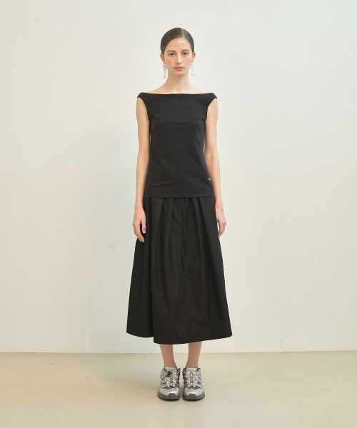 MAYVERU(メイバーユー)の「Balm Off-Shoulder Sleeveless T-Shirt _ Black(Tシャツ/カットソー・レディース・ブラック・FREE)」の3枚目の写真