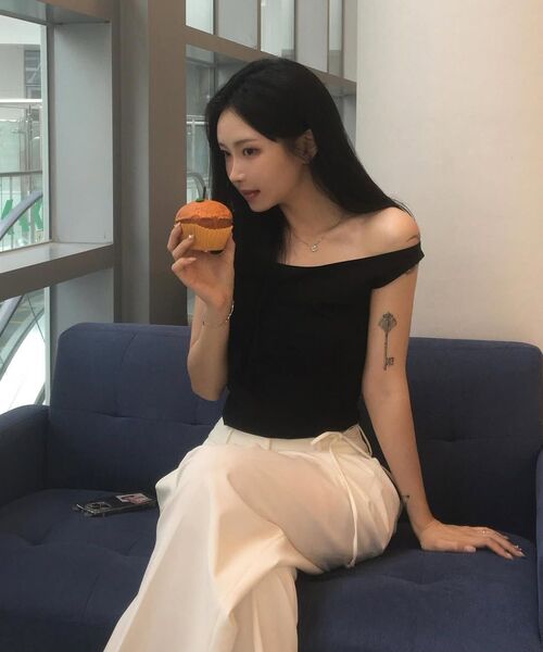MAYVERU(メイバーユー)の「Balm Off-Shoulder Sleeveless T-Shirt _ Black(Tシャツ/カットソー・レディース・ブラック・FREE)」の5枚目の写真