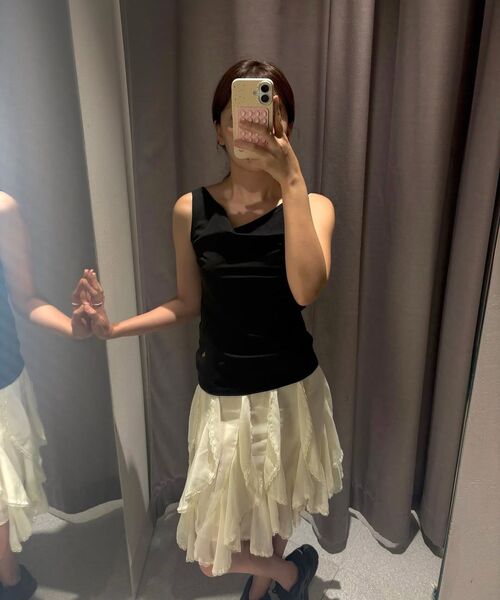 MAYVERU(メイバーユー)の「Balm Off-Shoulder Sleeveless T-Shirt _ Black(Tシャツ/カットソー・レディース・ブラック・FREE)」の7枚目の写真