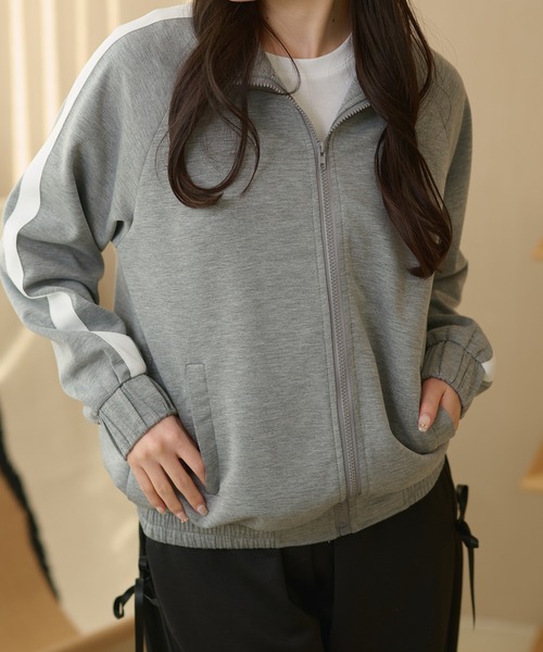 DAYRA（デイラ）の「袖ライン ジップアップ スウェット 長袖 トップス（スウェット・レディース・グレー/ネイビー/ブラウン/ライトグレー/ブラック・FREE/S）」の19枚目の写真
