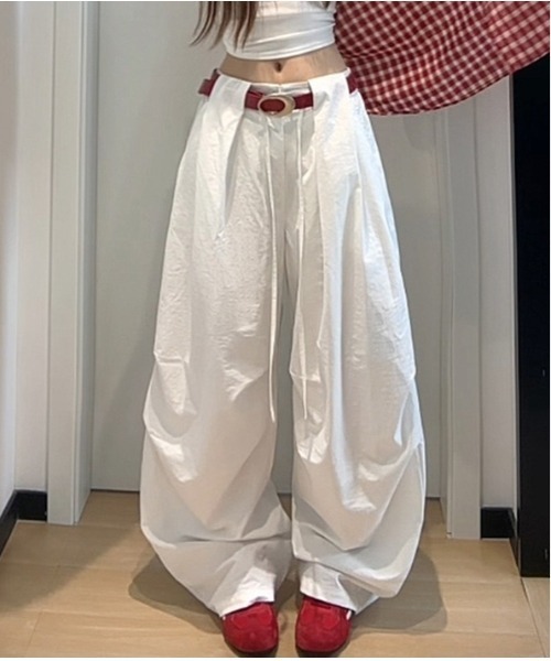 Vini(ヴィニ)の「韓国風ボリュームワイドカーゴパンツ(カーゴパンツ・レディース・ホワイト/ブラック・MEDIUM)」の1枚目の写真