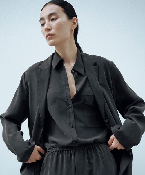 SALON adam et rope'（サロン アダム エ ロペ）の「[26SS]GENTLE SILK シャツ / セットアップ対応・洗える（シャツ/ブラウス・レディース・ベージュ系その他/ブラック・FREE）」の2枚目の写真