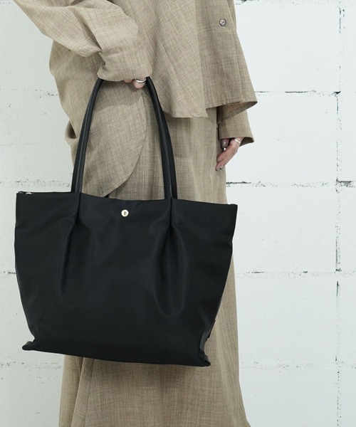 Legato Largo(レガートラルゴ)の「"02"≪Legato Largo≫肩楽 5ポケット/11L ナイロン トートバッグ(トートバッグ・レディース・ブラック/グレー/ライトブラウン/ネイビー/ベージュ・ONE SIZE)」の2枚目の写真