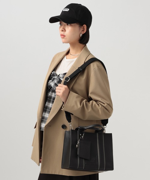 BAYFLOW（ベイフロー）の「[カードケース付き]パッチロゴコンビBOXトート（ハンドバッグ・レディース・ブラック/グレイッシュベージュ・FREE）」の2枚目の写真