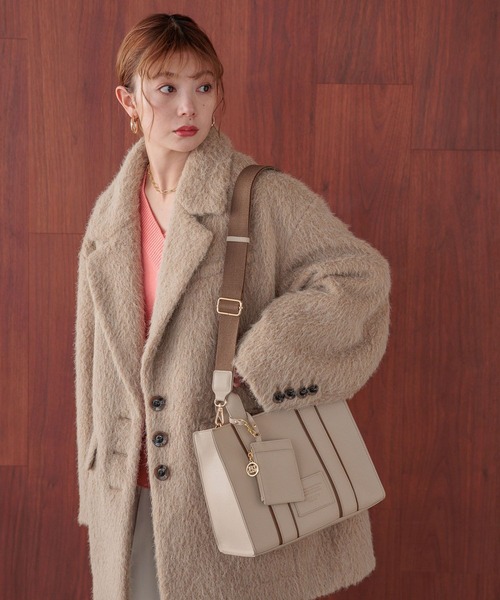 BAYFLOW（ベイフロー）の「[カードケース付き]パッチロゴコンビBOXトート（ハンドバッグ・レディース・ブラック/グレイッシュベージュ・FREE）」の3枚目の写真