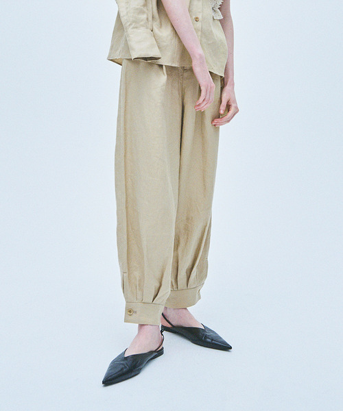 muller of yoshiokubo(ミュラーオブヨシオクボ)の「muller of yoshiokubo ミュラーオブヨシオクボ / TUCK STITCHED PANTS ステッチリネンタックパンツ / MLS26413(その他パンツ・レディース・ベージュ/ブラック・38/36)」の1枚目の写真