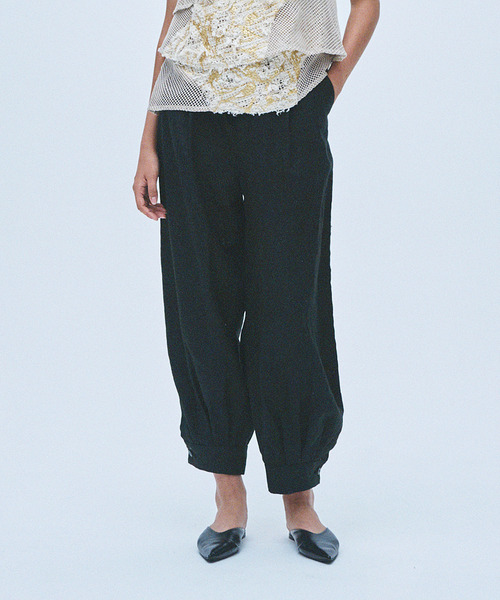muller of yoshiokubo(ミュラーオブヨシオクボ)の「muller of yoshiokubo ミュラーオブヨシオクボ / TUCK STITCHED PANTS ステッチリネンタックパンツ / MLS26413(その他パンツ・レディース・ベージュ/ブラック・38/36)」の2枚目の写真
