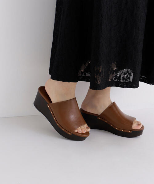 NATURAL BEAUTY BASIC(ナチュラルビューティーベーシック)の「◇スタッズカバードウェッジミュールサンダル(サンダル・レディース・キャメル/ブラック・SMALL/MEDIUM/LARGE)」の3枚目の写真