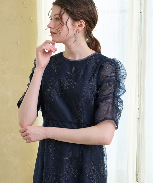 AIMER（エメ）の「ミストチュールフラワーモチーフラメ刺繍パイピングデザインパーティードレス　結婚式　お呼ばれ　ドレス　20代 30代（ドレス・レディース・イエロー/ネイビー/ライトブルーグレー/ピンクベージュ・SMALL/MEDIUM/LARGE）」の2枚目の写真