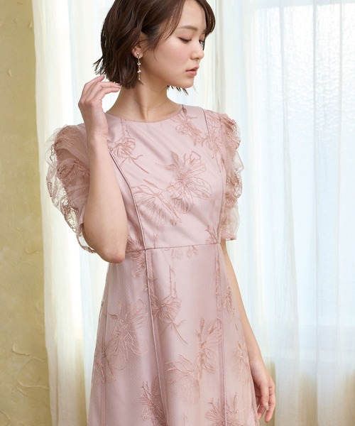 AIMER（エメ）の「ミストチュールフラワーモチーフラメ刺繍パイピングデザインパーティードレス　結婚式　お呼ばれ　ドレス　20代 30代（ドレス・レディース・イエロー/ネイビー/ライトブルーグレー/ピンクベージュ・SMALL/MEDIUM/LARGE）」の4枚目の写真