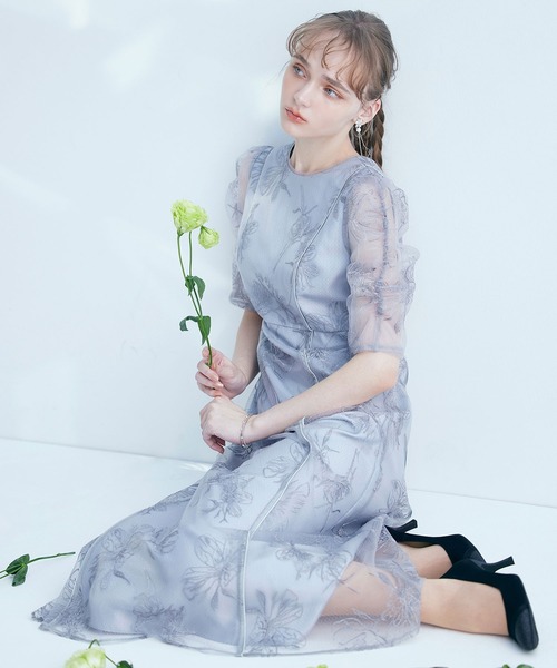 AIMER（エメ）の「ミストチュールフラワーモチーフラメ刺繍パイピングデザインパーティードレス　結婚式　お呼ばれ　ドレス　20代 30代（ドレス・レディース・イエロー/ネイビー/ライトブルーグレー/ピンクベージュ・SMALL/MEDIUM/LARGE）」の6枚目の写真