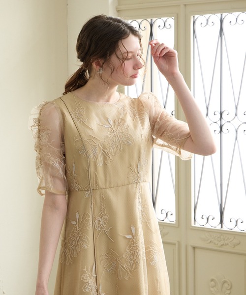 AIMER（エメ）の「ミストチュールフラワーモチーフラメ刺繍パイピングデザインパーティードレス　結婚式　お呼ばれ　ドレス　20代 30代（ドレス・レディース・イエロー/ネイビー/ライトブルーグレー/ピンクベージュ・SMALL/MEDIUM/LARGE）」の7枚目の写真