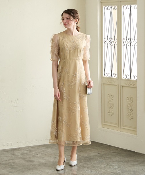 AIMER（エメ）の「ミストチュールフラワーモチーフラメ刺繍パイピングデザインパーティードレス　結婚式　お呼ばれ　ドレス　20代 30代（ドレス・レディース・イエロー/ネイビー/ライトブルーグレー/ピンクベージュ・SMALL/MEDIUM/LARGE）」の9枚目の写真