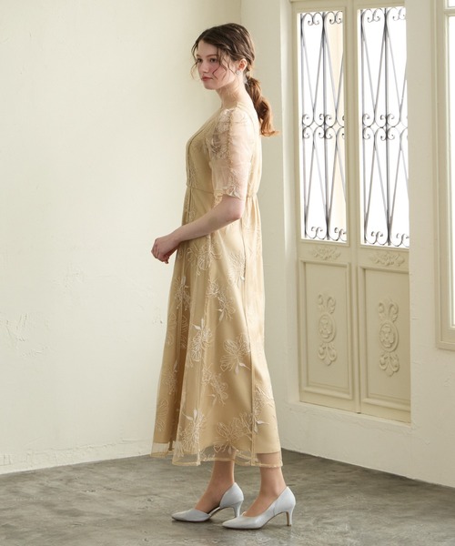 AIMER（エメ）の「ミストチュールフラワーモチーフラメ刺繍パイピングデザインパーティードレス　結婚式　お呼ばれ　ドレス　20代 30代（ドレス・レディース・イエロー/ネイビー/ライトブルーグレー/ピンクベージュ・SMALL/MEDIUM/LARGE）」の10枚目の写真