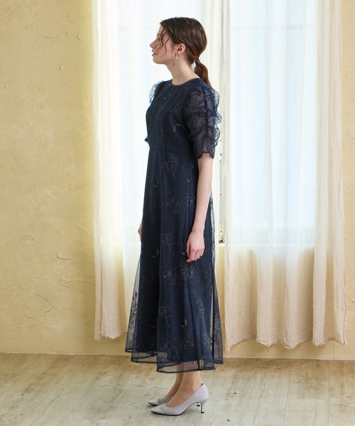 AIMER（エメ）の「ミストチュールフラワーモチーフラメ刺繍パイピングデザインパーティードレス　結婚式　お呼ばれ　ドレス　20代 30代（ドレス・レディース・イエロー/ネイビー/ライトブルーグレー/ピンクベージュ・SMALL/MEDIUM/LARGE）」の13枚目の写真