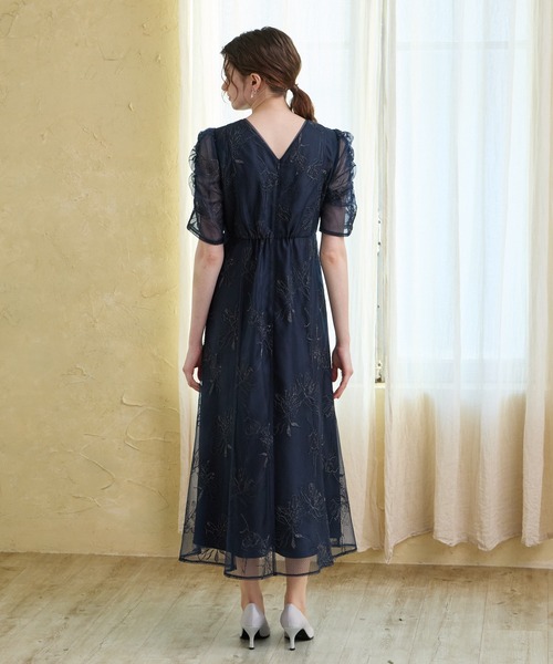 AIMER（エメ）の「ミストチュールフラワーモチーフラメ刺繍パイピングデザインパーティードレス　結婚式　お呼ばれ　ドレス　20代 30代（ドレス・レディース・イエロー/ネイビー/ライトブルーグレー/ピンクベージュ・SMALL/MEDIUM/LARGE）」の14枚目の写真