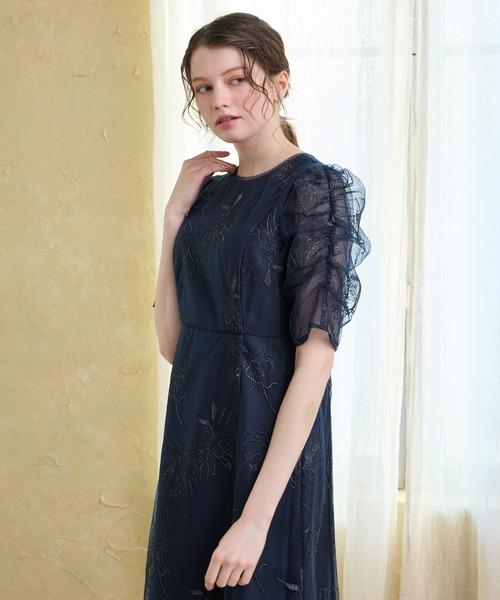 AIMER（エメ）の「ミストチュールフラワーモチーフラメ刺繍パイピングデザインパーティードレス　結婚式　お呼ばれ　ドレス　20代 30代（ドレス・レディース・イエロー/ネイビー/ライトブルーグレー/ピンクベージュ・SMALL/MEDIUM/LARGE）」の15枚目の写真