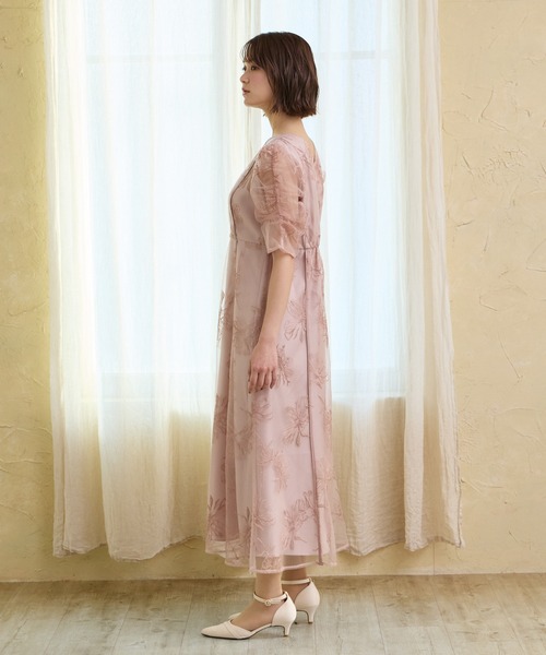 AIMER（エメ）の「ミストチュールフラワーモチーフラメ刺繍パイピングデザインパーティードレス　結婚式　お呼ばれ　ドレス　20代 30代（ドレス・レディース・イエロー/ネイビー/ライトブルーグレー/ピンクベージュ・SMALL/MEDIUM/LARGE）」の17枚目の写真