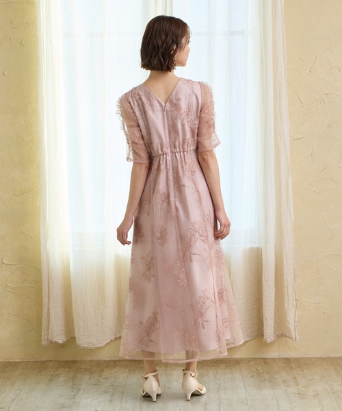 AIMER（エメ）の「ミストチュールフラワーモチーフラメ刺繍パイピングデザインパーティードレス　結婚式　お呼ばれ　ドレス　20代 30代（ドレス・レディース・イエロー/ネイビー/ライトブルーグレー/ピンクベージュ・SMALL/MEDIUM/LARGE）」の18枚目の写真