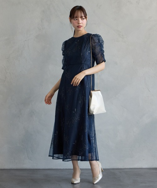 AIMER（エメ）の「ミストチュールフラワーモチーフラメ刺繍パイピングデザインパーティードレス　結婚式　お呼ばれ　ドレス　20代 30代（ドレス・レディース・イエロー/ネイビー/ライトブルーグレー/ピンクベージュ・SMALL/MEDIUM/LARGE）」の5枚目の写真