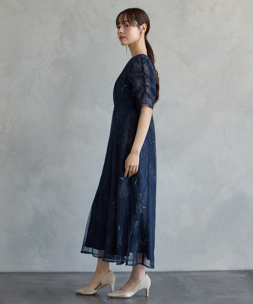 AIMER（エメ）の「ミストチュールフラワーモチーフラメ刺繍パイピングデザインパーティードレス　結婚式　お呼ばれ　ドレス　20代 30代（ドレス・レディース・イエロー/ネイビー/ライトブルーグレー/ピンクベージュ・SMALL/MEDIUM/LARGE）」の6枚目の写真