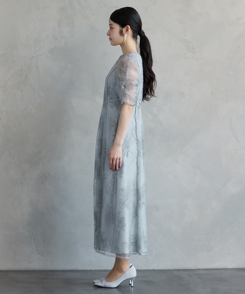 AIMER（エメ）の「ミストチュールフラワーモチーフラメ刺繍パイピングデザインパーティードレス　結婚式　お呼ばれ　ドレス　20代 30代（ドレス・レディース・イエロー/ネイビー/ライトブルーグレー/ピンクベージュ・SMALL/MEDIUM/LARGE）」の19枚目の写真
