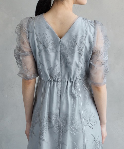 AIMER（エメ）の「ミストチュールフラワーモチーフラメ刺繍パイピングデザインパーティードレス　結婚式　お呼ばれ　ドレス　20代 30代（ドレス・レディース・イエロー/ネイビー/ライトブルーグレー/ピンクベージュ・SMALL/MEDIUM/LARGE）」の22枚目の写真
