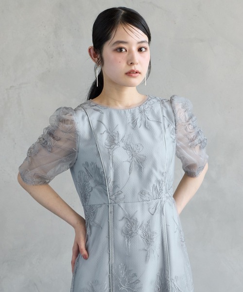AIMER（エメ）の「ミストチュールフラワーモチーフラメ刺繍パイピングデザインパーティードレス　結婚式　お呼ばれ　ドレス　20代 30代（ドレス・レディース・イエロー/ネイビー/ライトブルーグレー/ピンクベージュ・SMALL/MEDIUM/LARGE）」の16枚目の写真