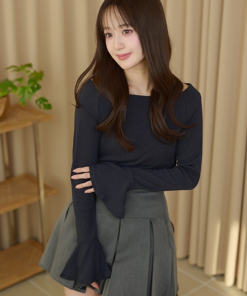 DAYRA(デイラ)の「ボートネック フレアカフス ランダム プリーツ 長袖 トップス(Tシャツ/カットソー・レディース・チャコールグレー・S/FREE)」の2枚目の写真