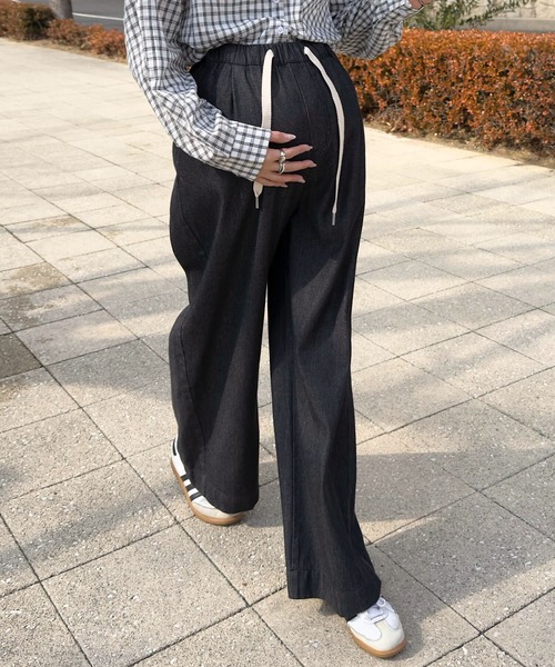 KOBE LETTUCE(コウベレタス)の「イージーワイドデニムパンツ(マタニティウェア/グッズ・レディース・ブラック/ブルー/インディゴブルー/ライトブルー・M/TM/PM)」の2枚目の写真