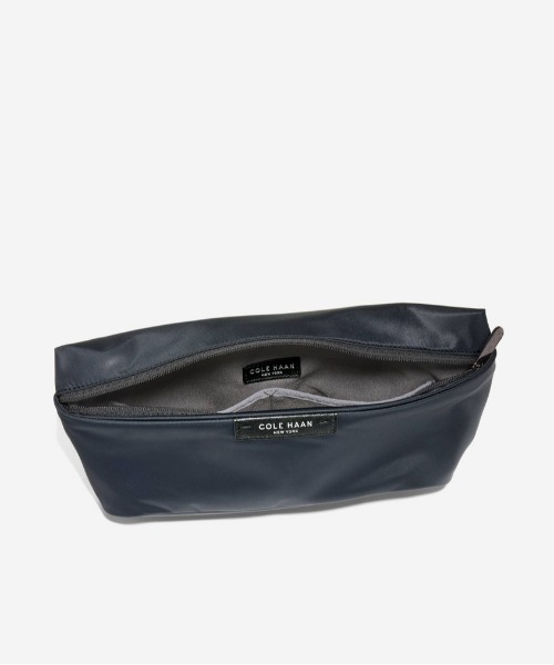 COLE HAAN(コールハーン)の「カールソン イーストウエスト スリング mens(ボディバッグ/ウエストポーチ・メンズ・ブラック・OSFA)」の4枚目の写真