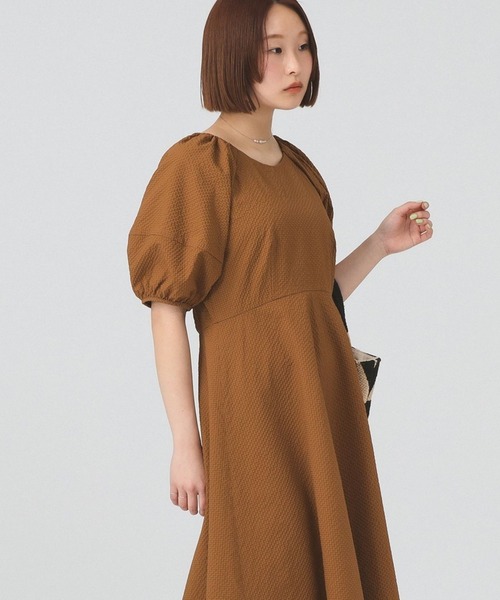 Ray BEAMS(レイビームス)の「【8/13 再値下げ】サッカー ランタンスリーブ ワンピース(ワンピース・レディース・カーキ/ブラック・0/1)」の1枚目の写真