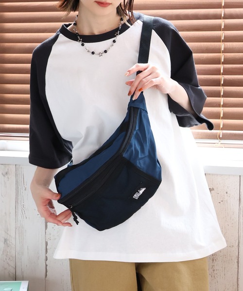 FIRST DOWN（ファーストダウン）の「【FIRST DOWN/ファーストダウン】LIGHT BODYBAG/軽量ボディバッグ（ボディバッグ/ウエストポーチ・メンズ・ブラック/ダークブルー・FREE）」の2枚目の写真