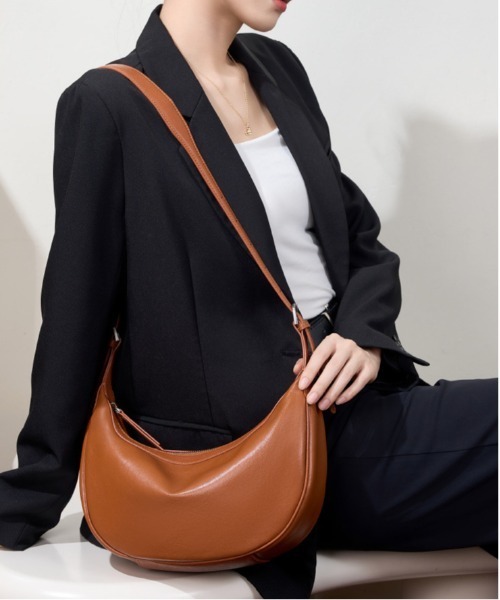 NiiNa(ニーナ)の「【 NiiNa / ニーナ 】高品質2wayレザーソフトラウンドフォルムトートバッグ(トートバッグ・レディース・ブラウン/ホワイト/ブラック・FREE)」の7枚目の写真