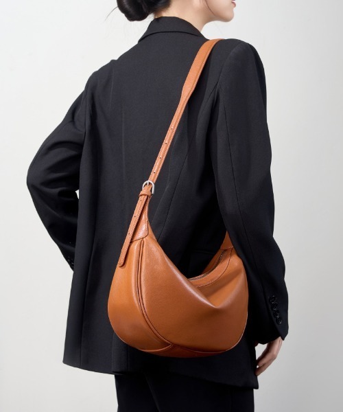 NiiNa(ニーナ)の「【 NiiNa / ニーナ 】高品質2wayレザーソフトラウンドフォルムトートバッグ(トートバッグ・レディース・ブラウン/ホワイト/ブラック・FREE)」の8枚目の写真