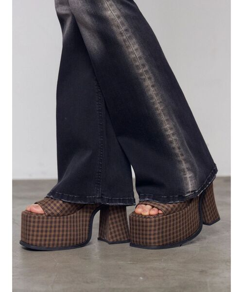 EMODA（エモダ）の「プランプヒールサンダル（サンダル・レディース・ブラック/ベージュ・LARGE/MEDIUM/SMALL）」の2枚目の写真